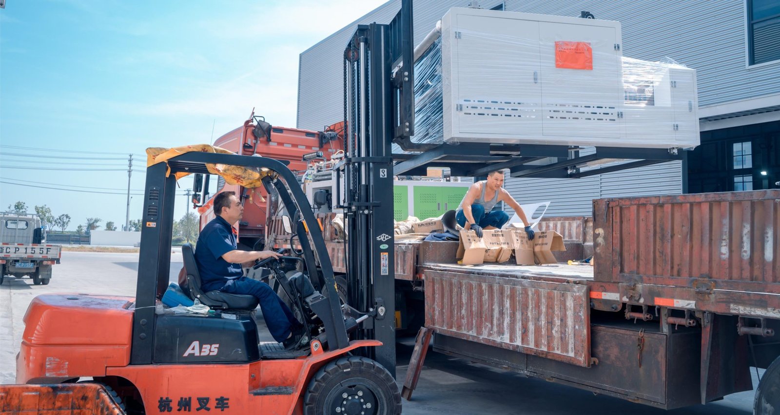 Loading a ZHENGWEI paper bag making machine onto a truck for shipment
