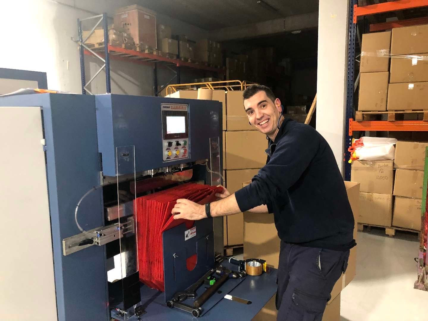 European client operating a ZHENGWEI paper bag machine in production